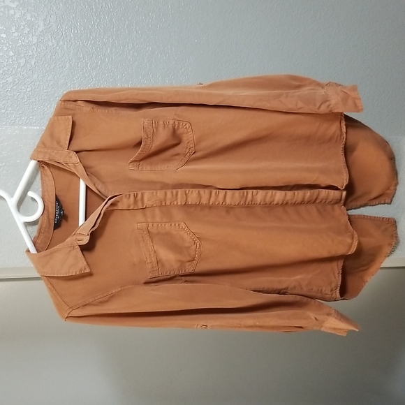 Liverpool Jeans Company Hidden Placket Button Up in Honey Size Small - Picture 3 of 9